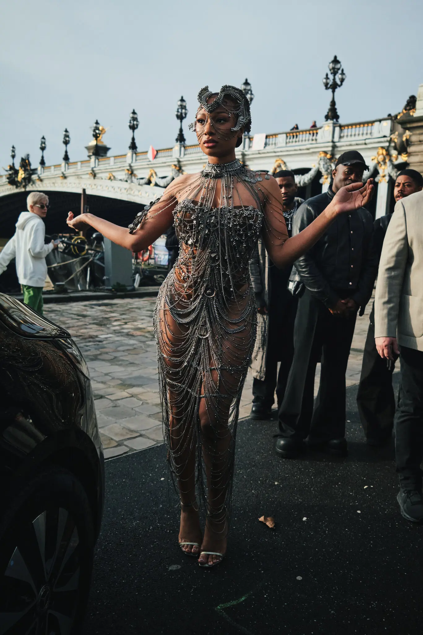 Поза межами шоу Gaurav Gupta Меган Ті Сталліон змоделювала облягаючу металеву сукню, яка демонструвала її тіло-оді-оді-оді-оді.